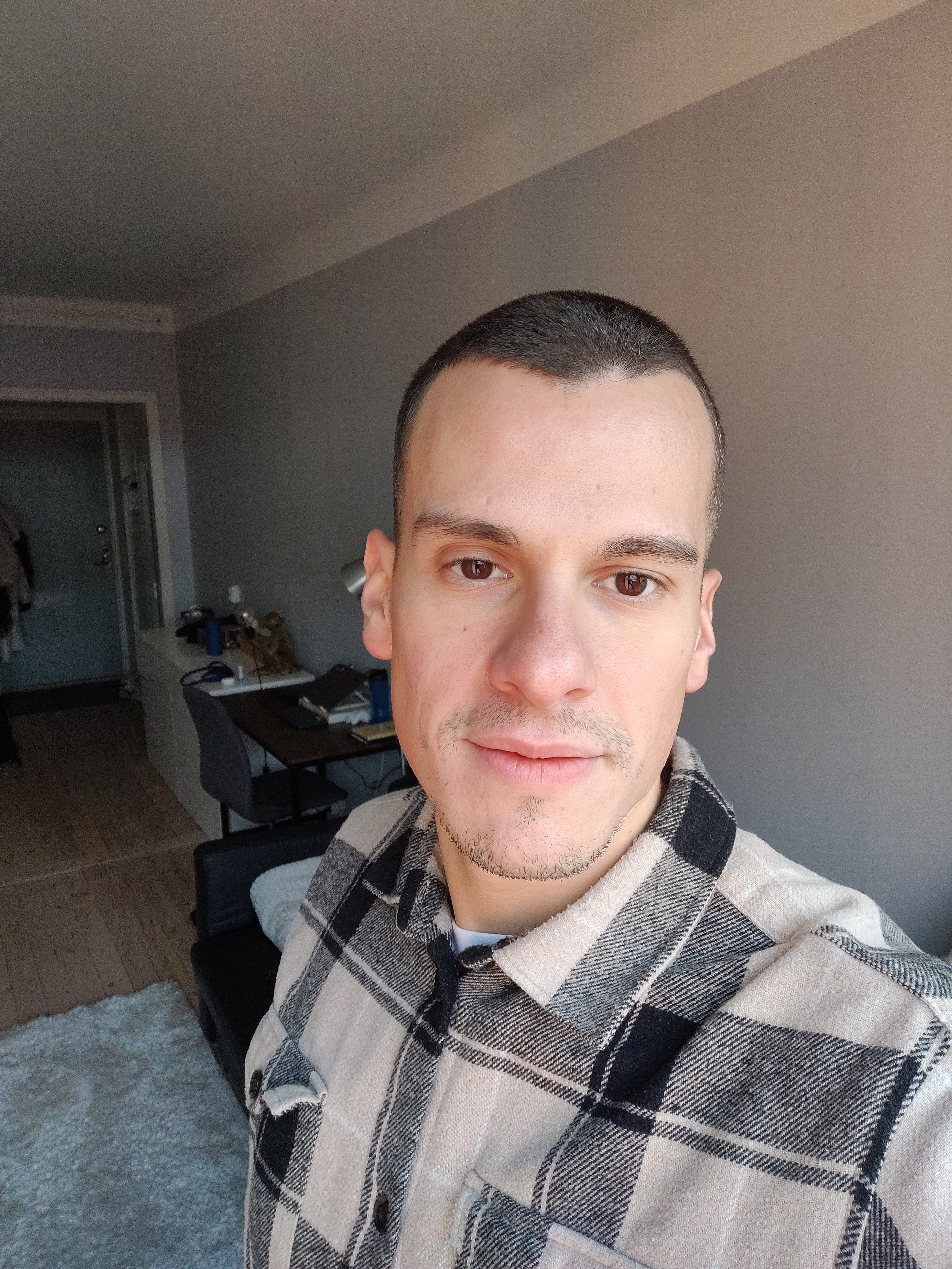 Selfie caricate per generare foto curriculum IA e foto professionale con FotoCurriculumPro 2