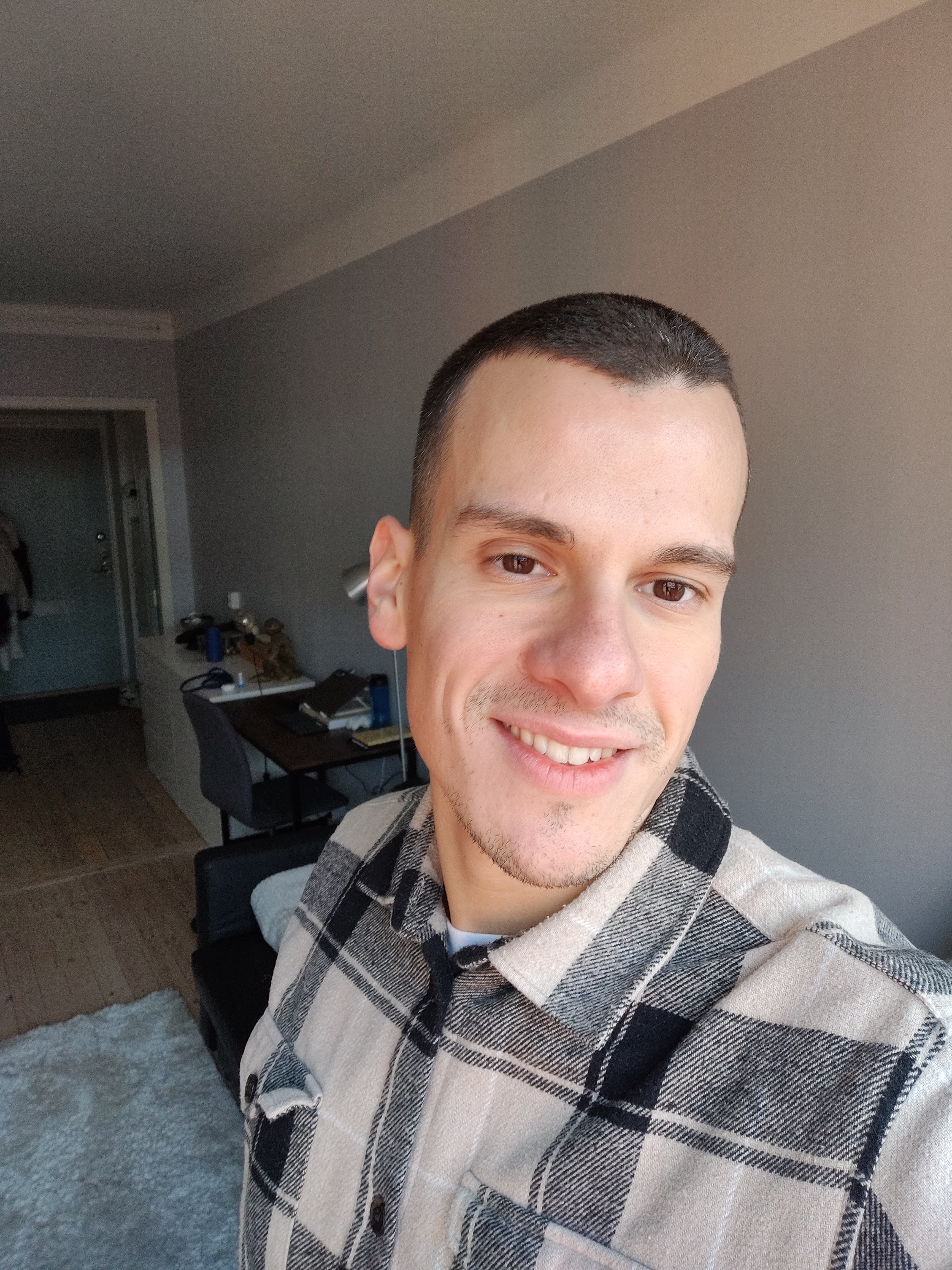 Selfie caricate per generare foto curriculum IA e foto professionale con FotoCurriculumPro 3